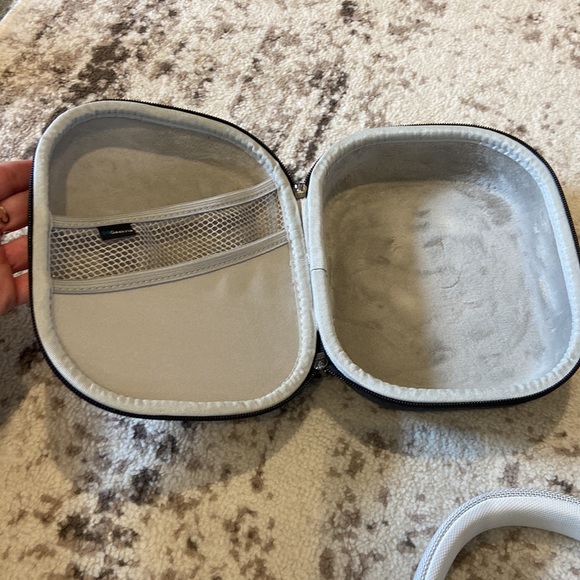 Bluetooth JBL headphones “LIVE650BT” white with hard shell case and cords/bags - Picture 5 of 6